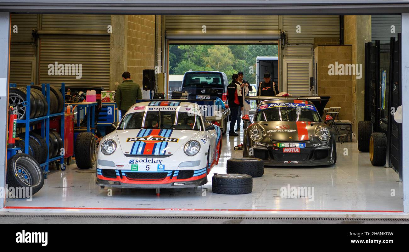Porsche 911 GT3 wechselt am Streckentag in der Box des Circuit de Spa-Francorchamps auf Regenreifen, vor der roten Linie mit Pit Lane Schriftzug, Stavelot Stockfoto