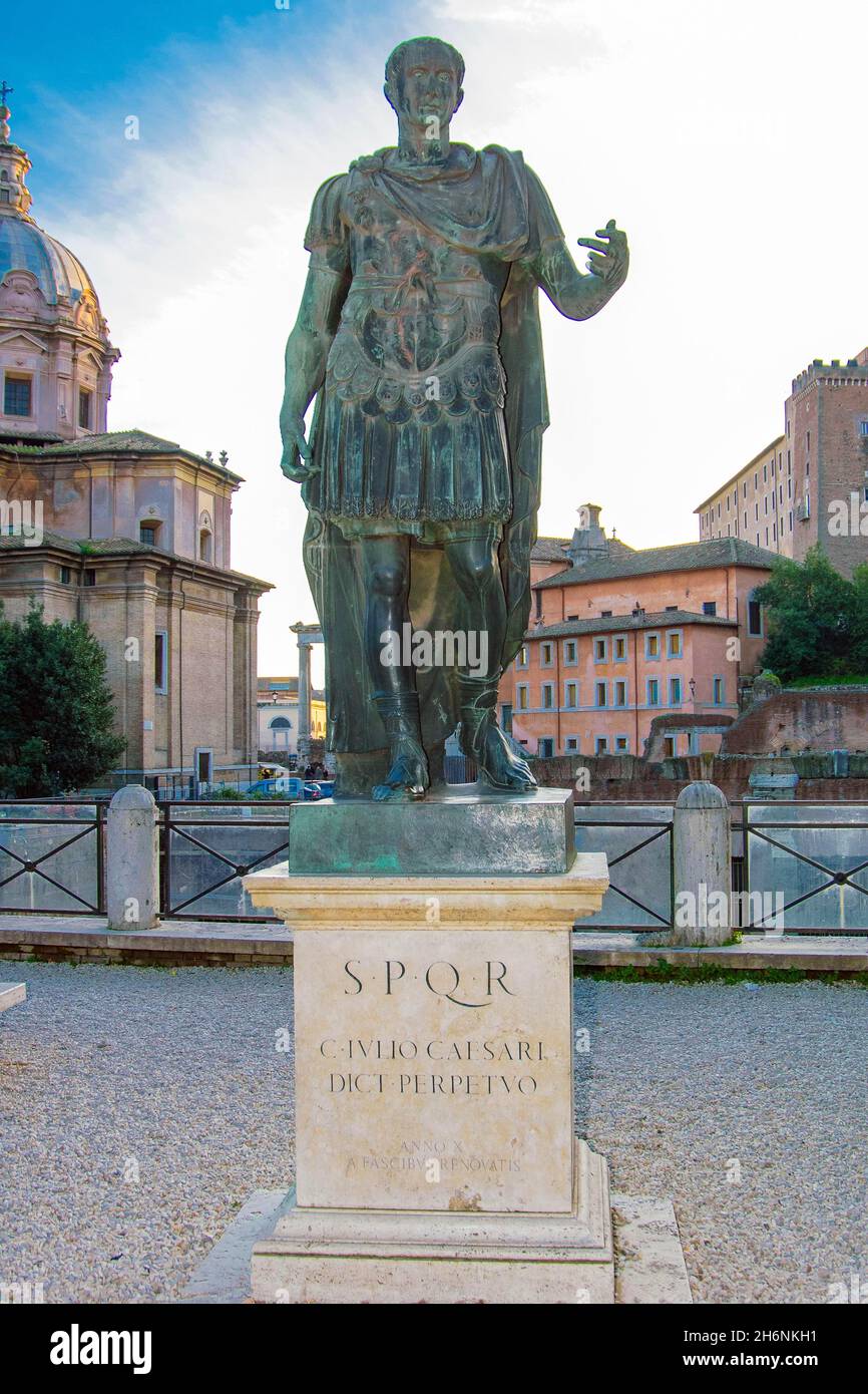 Lebensgroße Statue von Julius Caesar auf Marmorsockel neben Forum of Caesar, Rom, Latium, Italien Stockfoto
