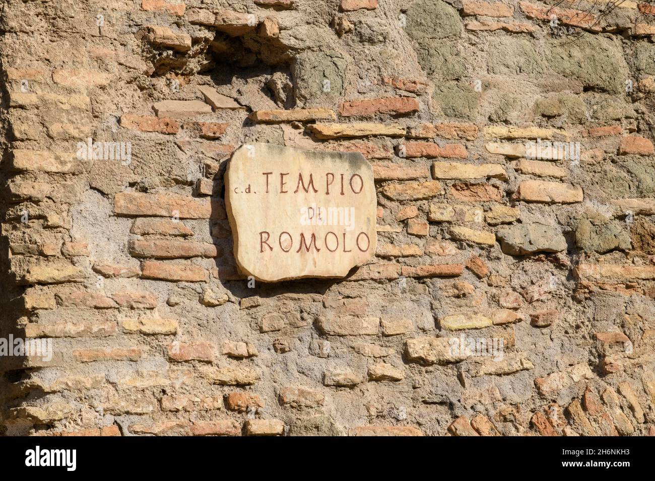 Schild vom Tempel des Romulus auf römischer Ziegelmauer, Forum Romanum, Rom, Latium, Italien Stockfoto