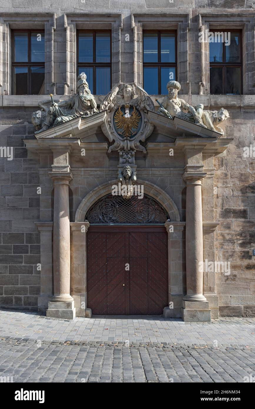 Nordportal mit dem Großstadtwappen Nürnberg, Westfassade des Alten Rathauses, Nürnberg, Mittelfranken, Bayern, Deutschland Stockfoto
