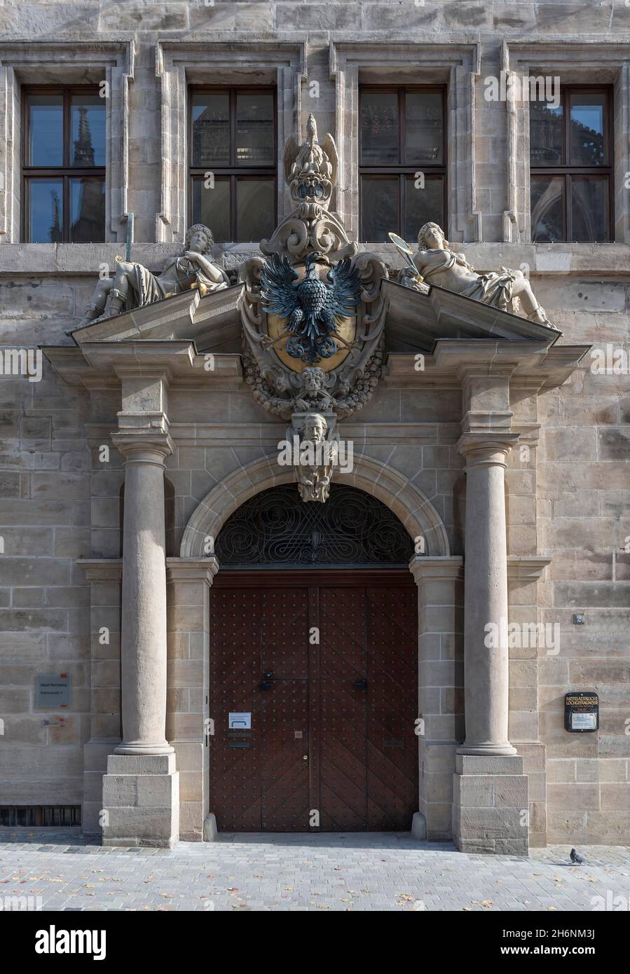 Hauptportal mit dem Reichswappen, Westfassade des Alten Rathauses, Nürnberg, Mittelfranken, Bayern, Deutschland Stockfoto