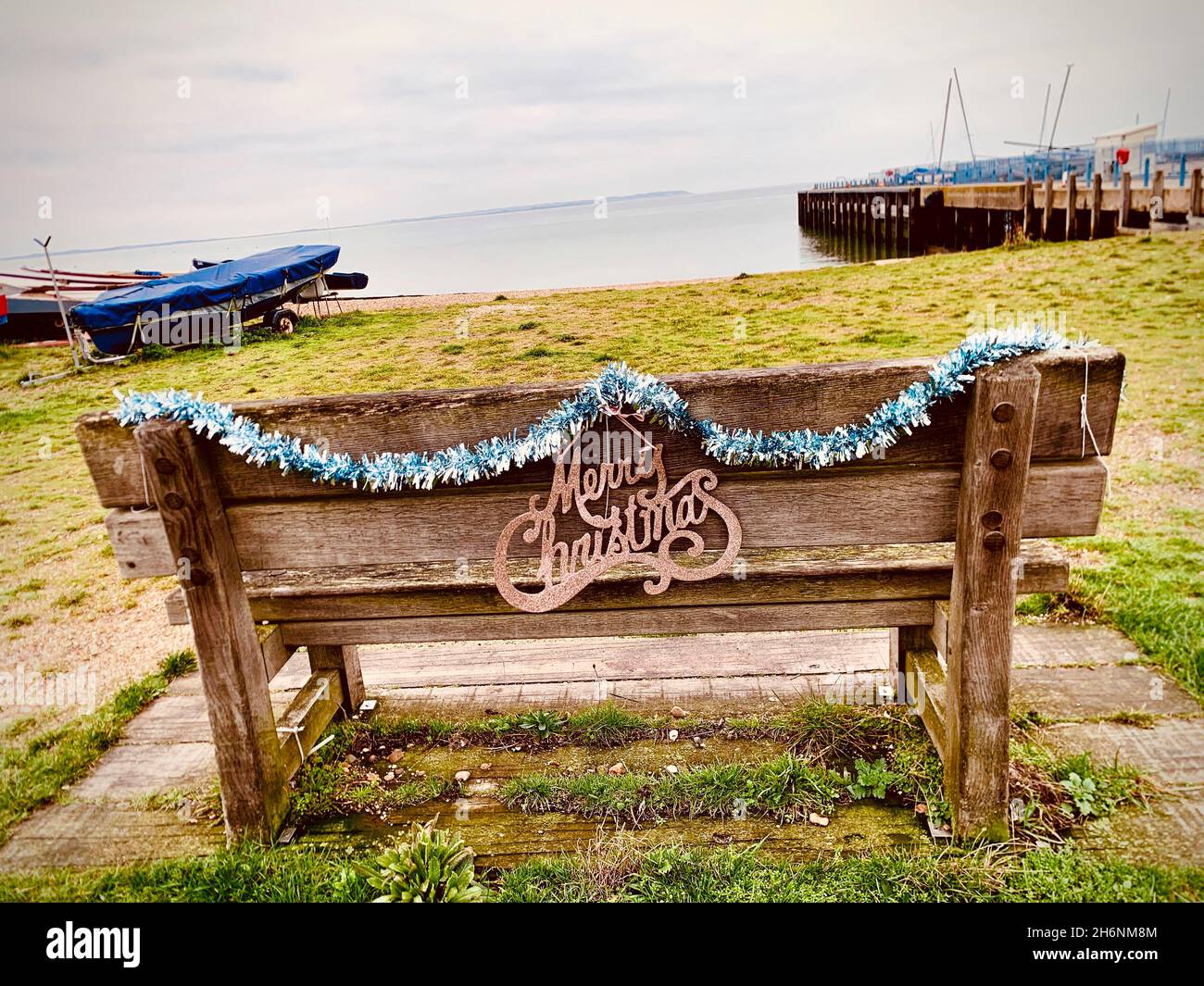 Bank im Hafen ist zu Weihnachten geschmückt, Whitstable, Großbritannien Stockfoto