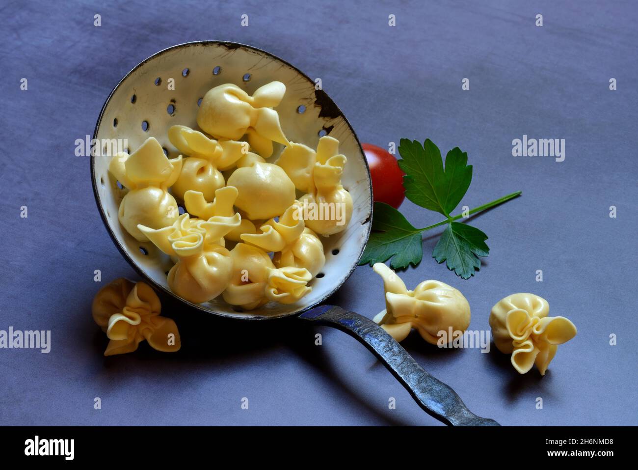 Saccottini, italienische Pasta in einer Sieb-Pfanne, Pasta Stockfoto