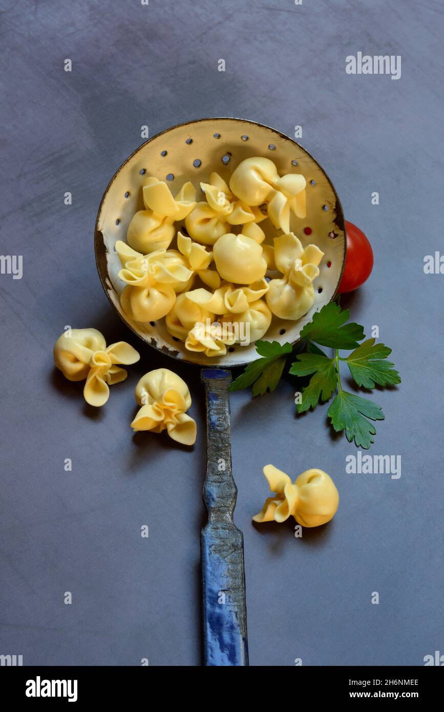 Saccottini, italienische Pasta in einer Sieb-Pfanne, Pasta Stockfoto