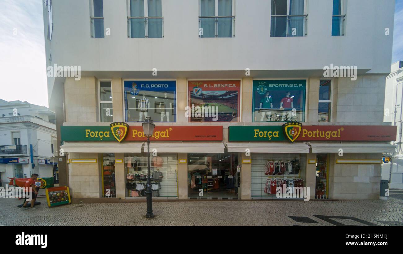 LAGOS, PORTUGAL - 23. September 2021: Der Laden der portugiesischen Fußballnationalmannschaft in Lagos, Portugal Stockfoto