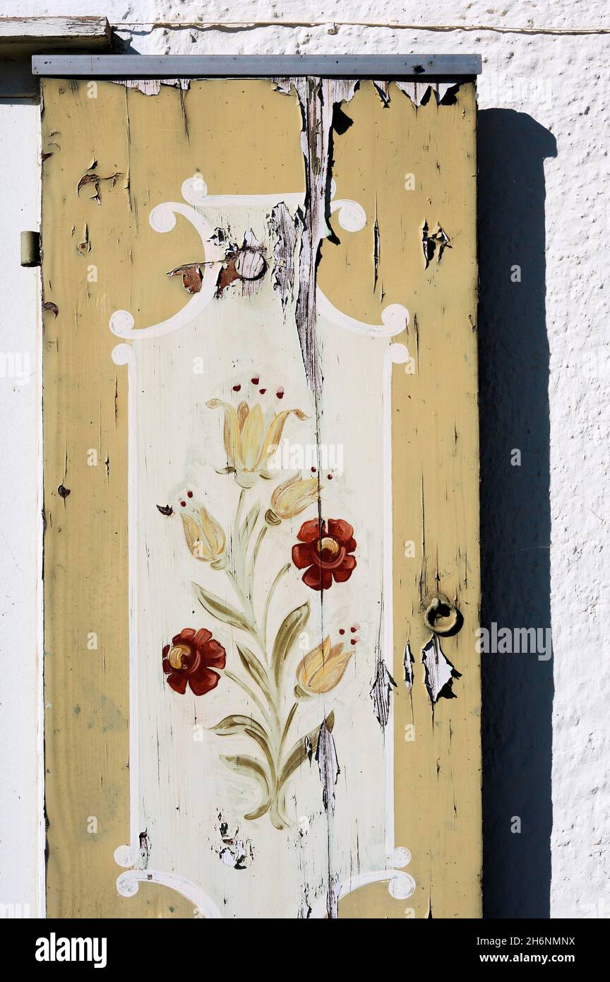 Lackierter Rollladen mit abgebroschter Farbe, Bauernhof von 1394 in Mariaberg, Kempten, Allgäu, Bayern, Deutschland Stockfoto