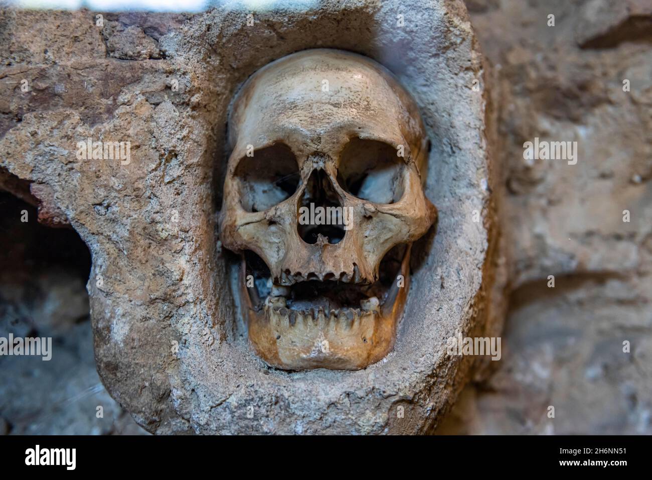 Steinstruktur mit menschlichen Schädeln, Schädelturm, Nis, Serbien eingebettet Stockfoto
