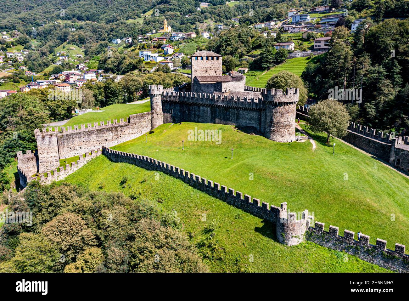 Luftaufnahme von Schloss Montebello, UNESCO-Weltkulturerbe drei Schlösser von Bellinzona, Tessin, Schweiz Stockfoto