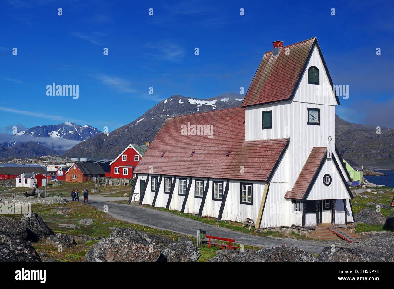 Alte Holzkirche, schneebedeckte Berge und Fjord, Nanotalik, Südgrönland, Nordamerika, Grönland, Dänemark Stockfoto