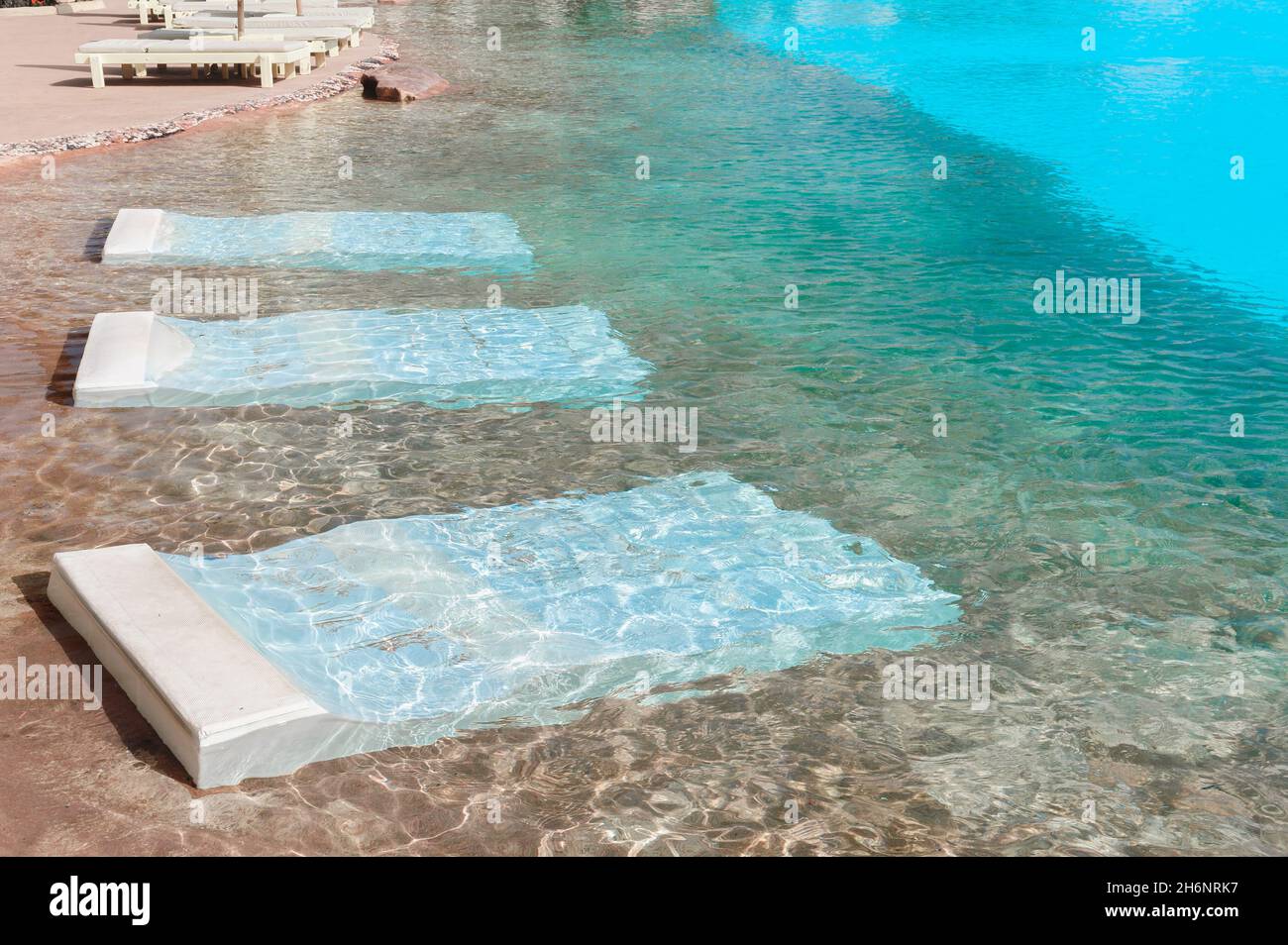 Schwimmbad mit Unterwasser-Betten zum Ausruhen. Unterwasser-Pool-Bett  Stockfotografie - Alamy