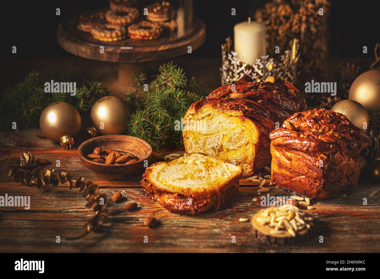 Traditionelles hausgemachtes weihnachtliches süßes Brot mit Vanille auf grungigem Holzbrett Stockfoto