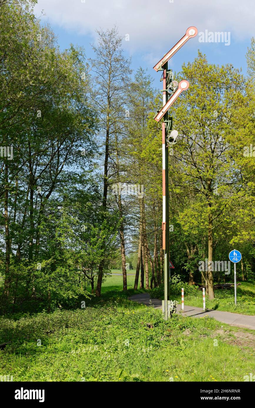 Signaltechnik an der ehemaligen Eisenbahnstrecke, jetzt Radweg, Grefrath, Viersen, NRW, Deutschland Stockfoto