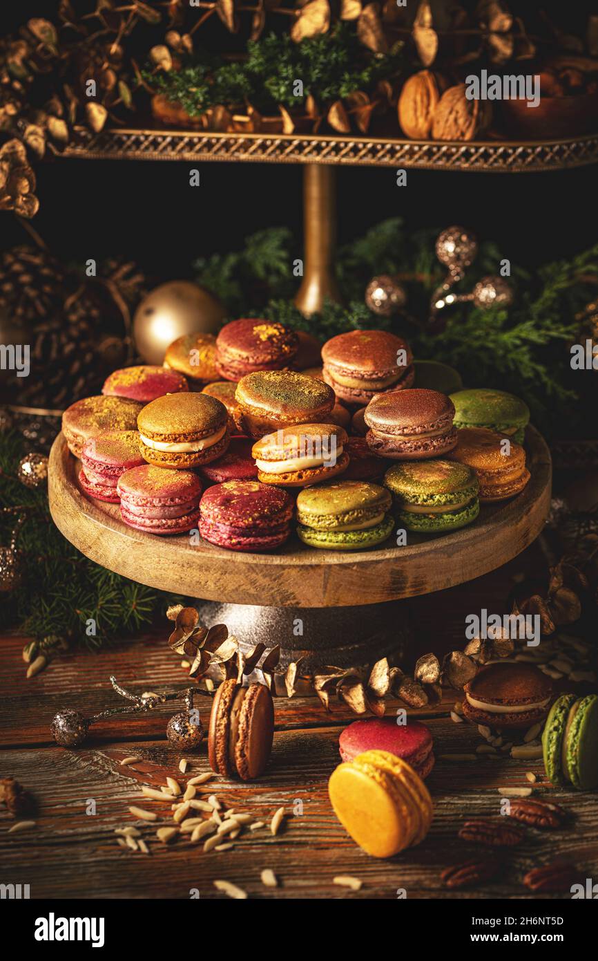 Süße und bunte französische Macarons mit Retro-Vintage-Hintergrund Stockfoto