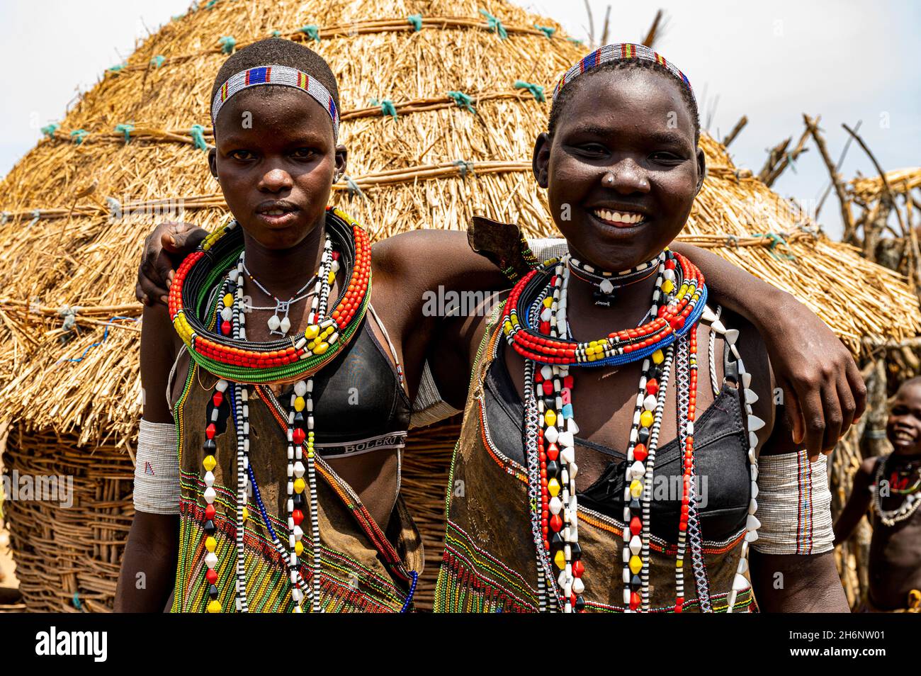 Traditionell gekleidete Mädchen aus dem Stamm der Toposa, Eastern Equatoria, Südsudan Stockfoto