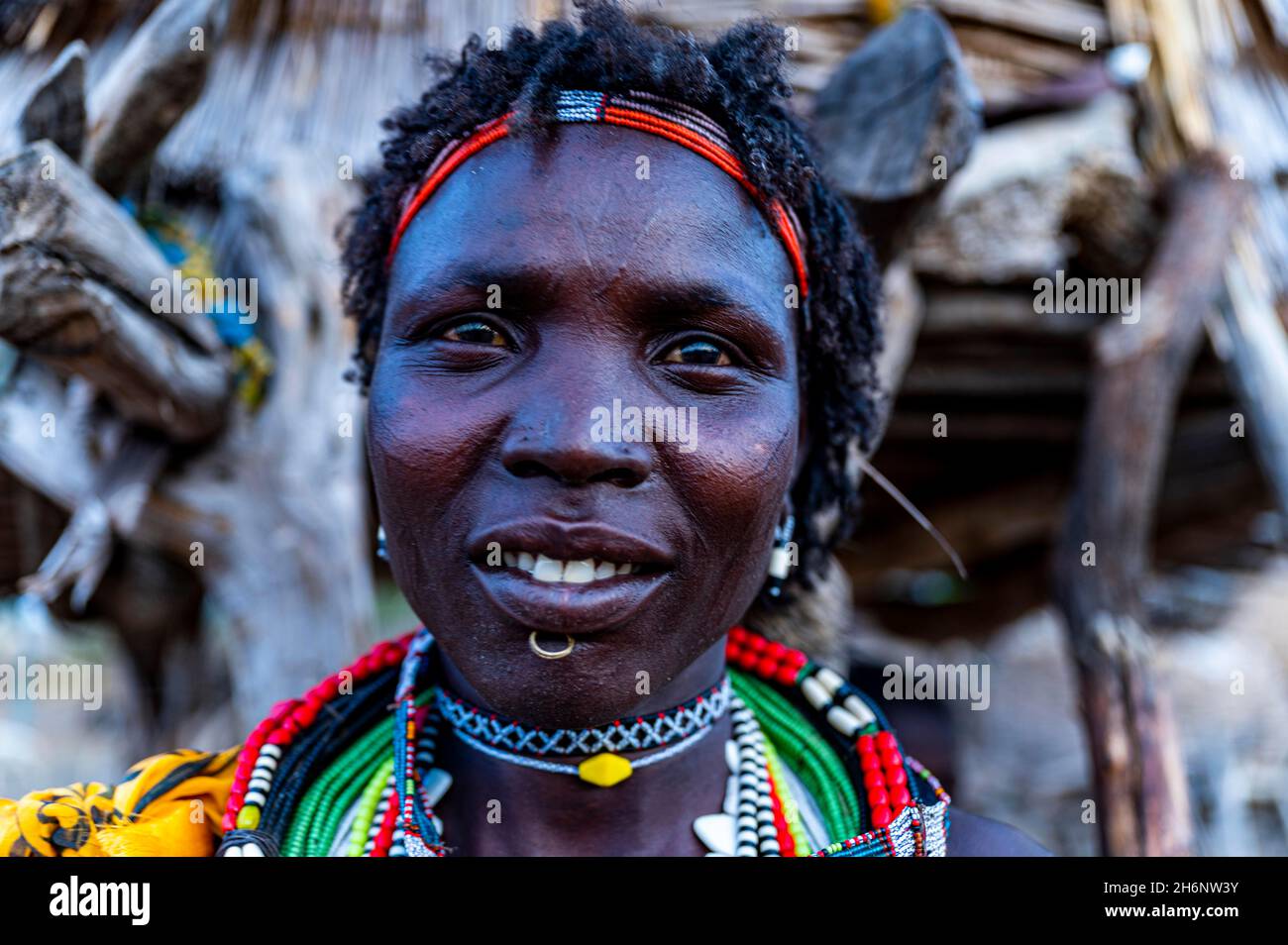Traditionell gekleidetes Mädchen aus dem Stamm der Toposa, Eastern Equatoria, Südsudan Stockfoto