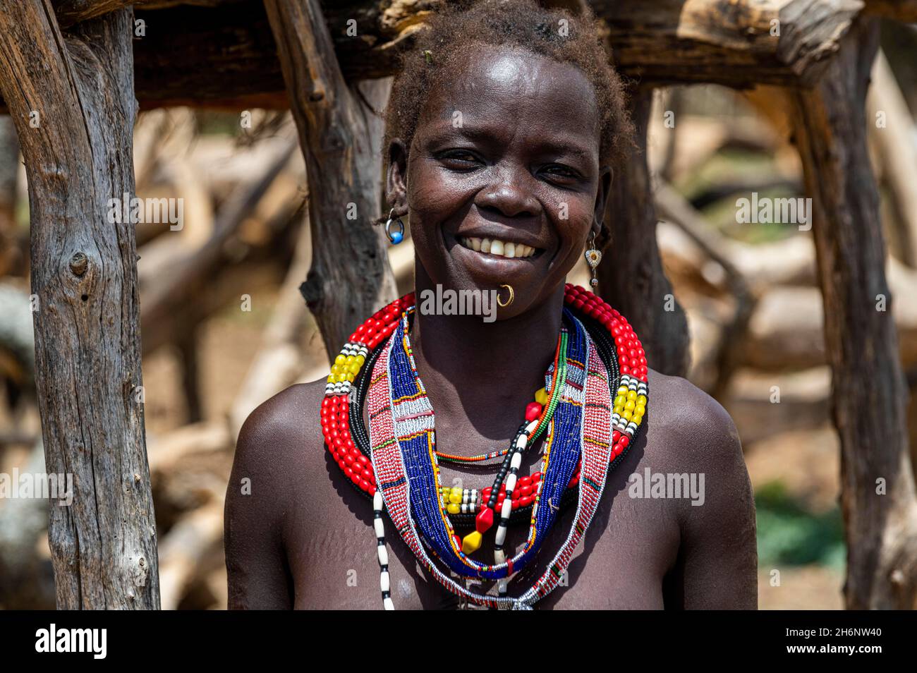 Freundliches, traditionell gekleidetes Mädchen aus dem Stamm der Toposa, Eastern Equatoria, Südsudan Stockfoto