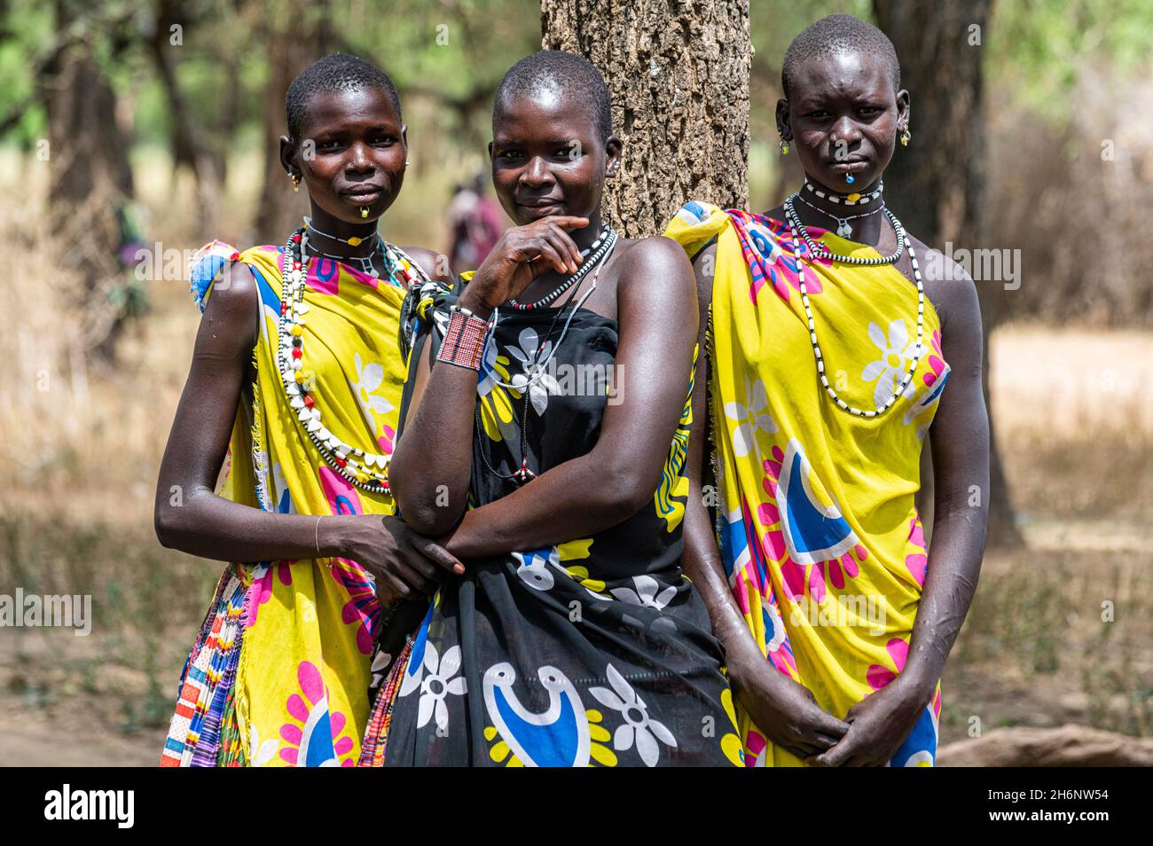 Traditionell gekleidete Mädchen aus dem Stamm der Toposa, Eastern Equatoria, Südsudan Stockfoto