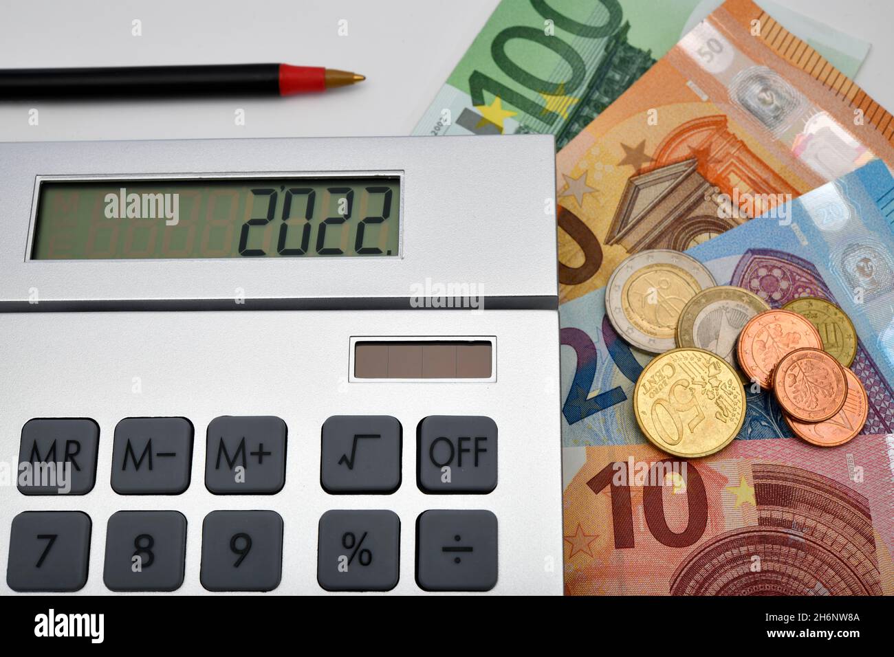 Symbolbild kostet 2022, Taschenrechner, EURO-Banknoten und -Münzen, Rotstift, Baden-Württemberg, Deutschland Stockfoto