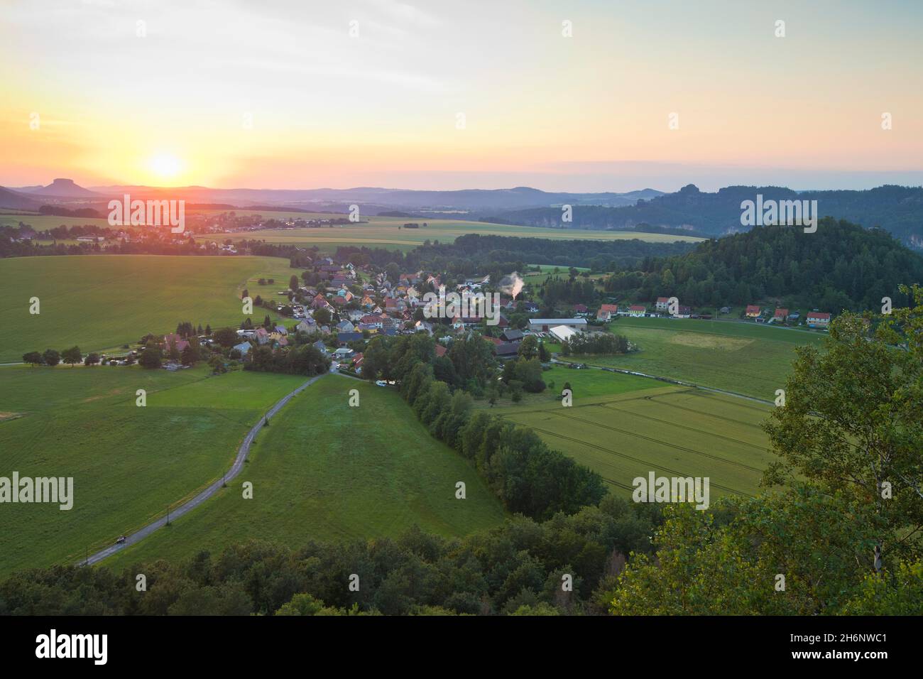 Tafelberg Lilienstein mit Reinhardtsdorf-Schoena, Kaiserkrone und den Schrammsteinen in der Abendsonne, Sächsische Schweiz, Elbsandstein Stockfoto