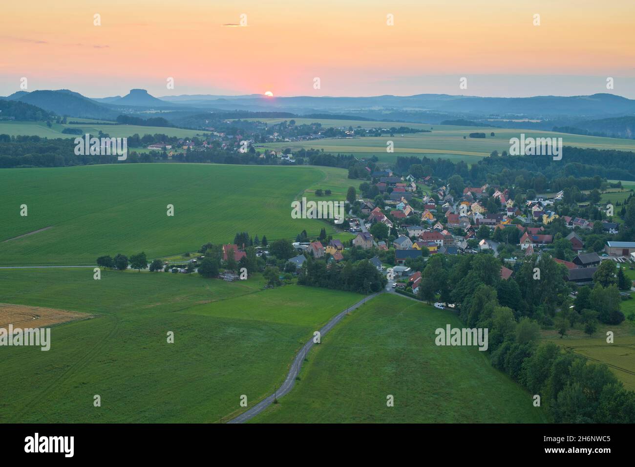 Tafelberg Lilienstein mit Reinhardtsdorf-Schoena in der Abendsonne, Sächsische Schweiz, Elbsandsteingebirge, Sachsen, Deutschland Stockfoto