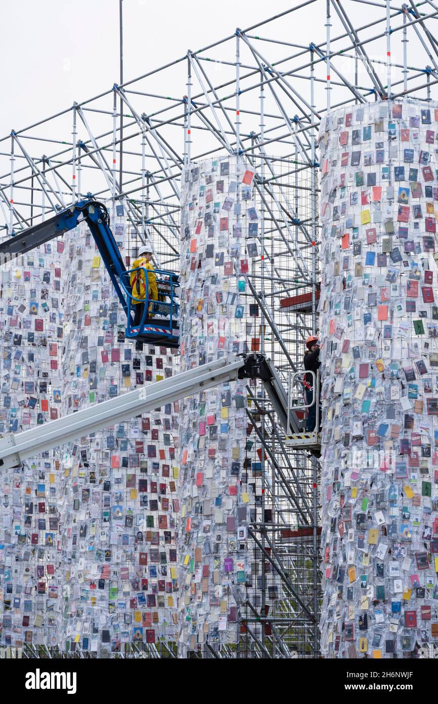 Arbeiter, Marta Minujin, der Parthenon der Bücher, Documenta 14, Friedrichsplatz, Kassel, Hessen, Deutschland Stockfoto