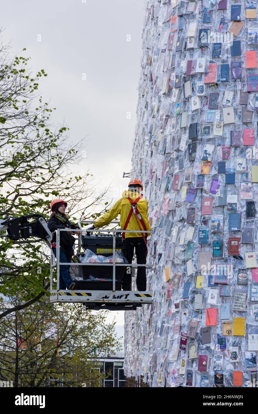 Arbeiter, Marta Minujin, der Parthenon der Bücher, Documenta 14, Friedrichsplatz, Kassel, Hessen, Deutschland Stockfoto