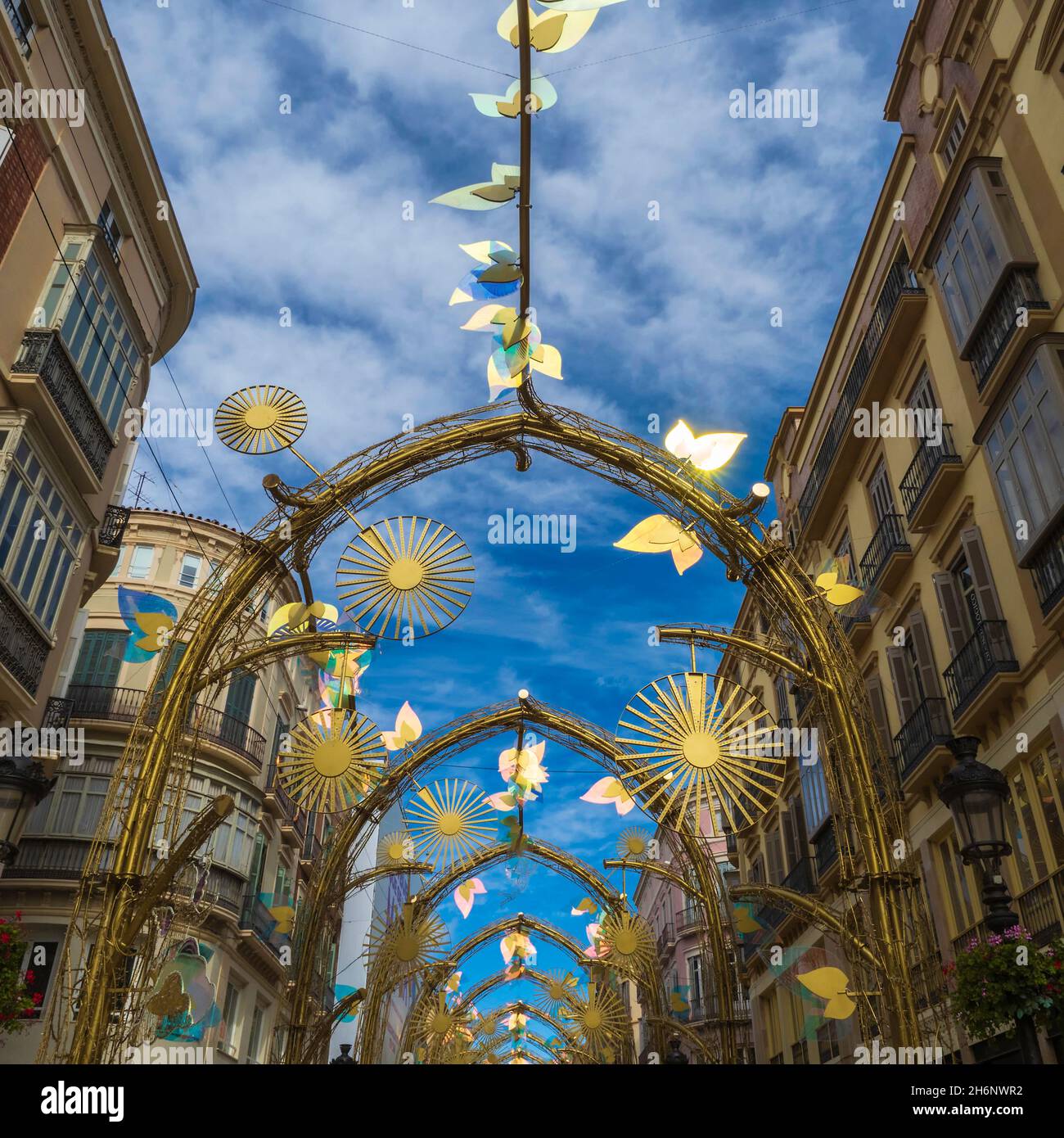. Die berühmte Weihnachtsbeleuchtung der Calle Larios in Malaga ist bereits montiert. In diesem Jahr wird die Installation selbst während der Installation Lichteffekte erzeugen Stockfoto