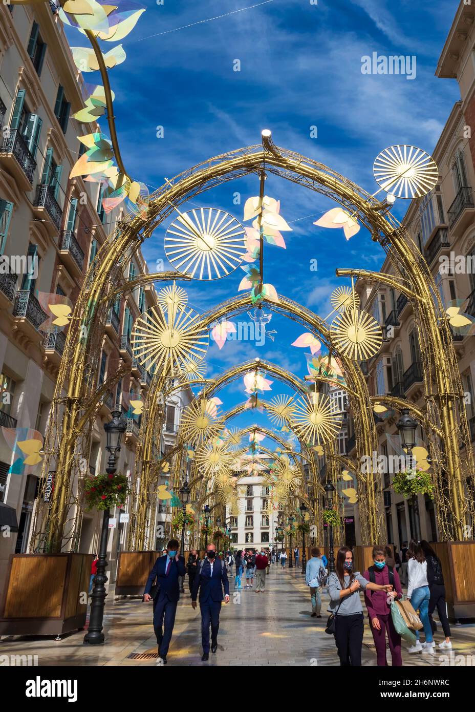 . Die berühmte Weihnachtsbeleuchtung der Calle Larios in Malaga ist bereits montiert. In diesem Jahr wird die Installation selbst während der Installation Lichteffekte erzeugen Stockfoto