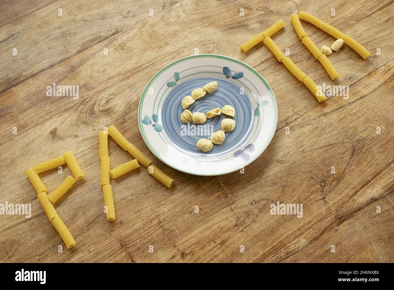 Das Wort Pasta mit rohen Rigatoni und Olecchiette Stockfoto