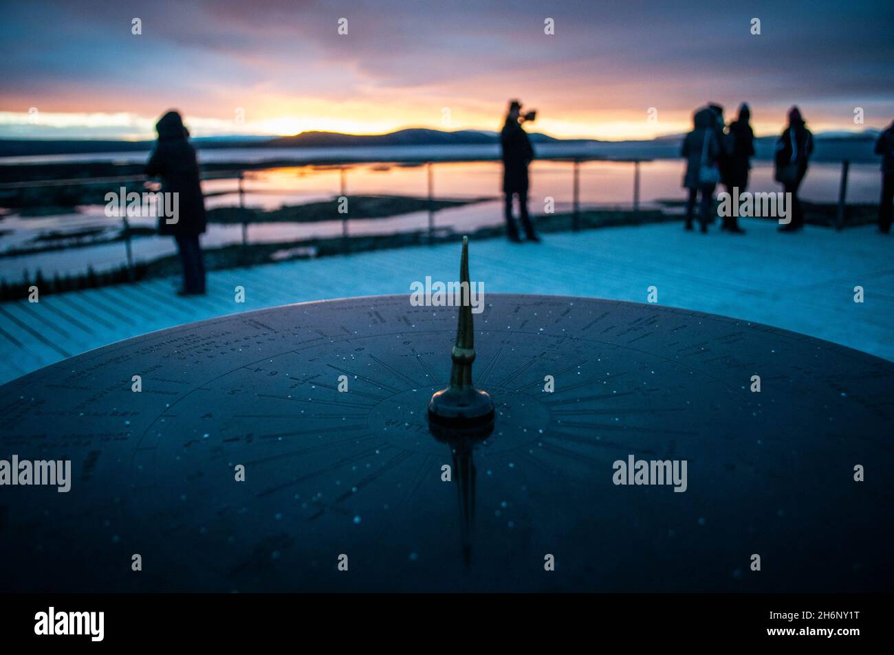 Sonnenuhr-Kompass in island im Winter. Traditionelles Navigationssystem im Thingvellir Nationalpark. Stockfoto