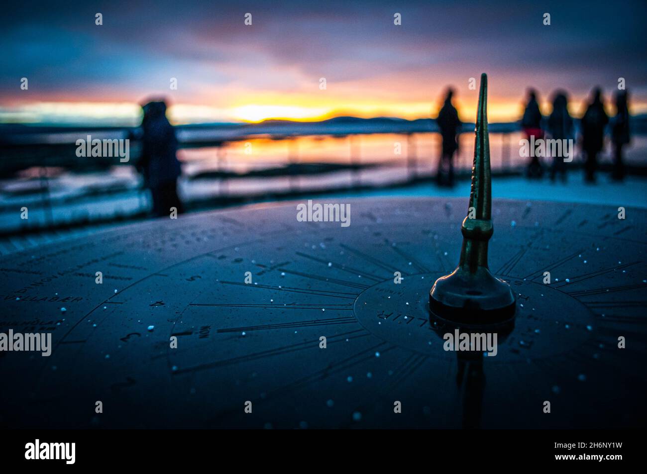 Sonnenuhr-Kompass in island im Winter. Traditionelles Navigationssystem im Thingvellir Nationalpark. Stockfoto