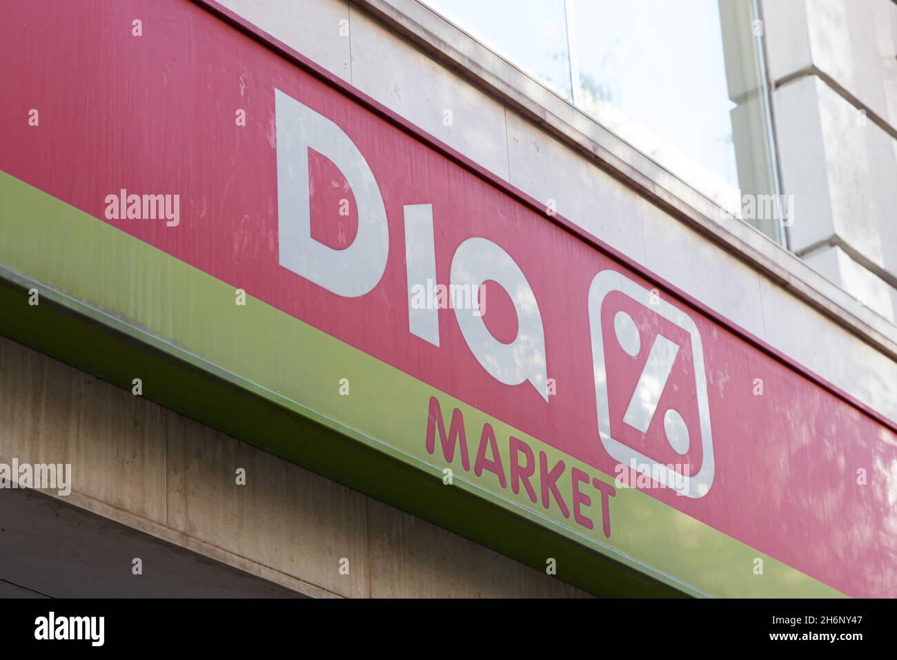 VALENCIA, SPANIEN - 15. NOVEMBER 2021: DIA ist eine spanische multinationale Supermarktkette mit harten Rabatten Stockfoto