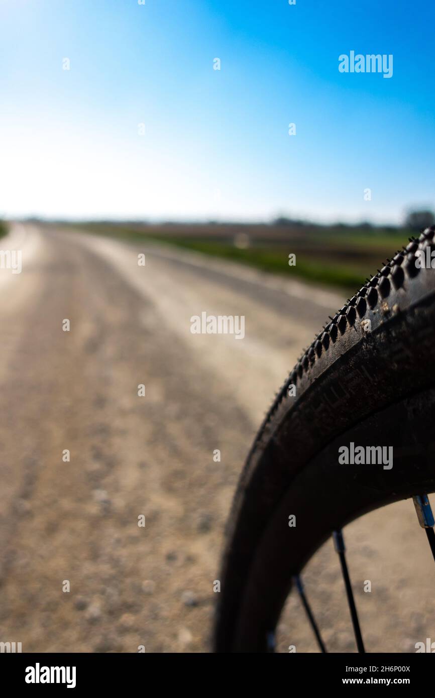 Nahaufnahme eines Schotterradreifens. Abenteuer auf einem naturgetreuen Fahrrad. Foto aufgenommen an einem schönen sonnigen Tag. Stockfoto