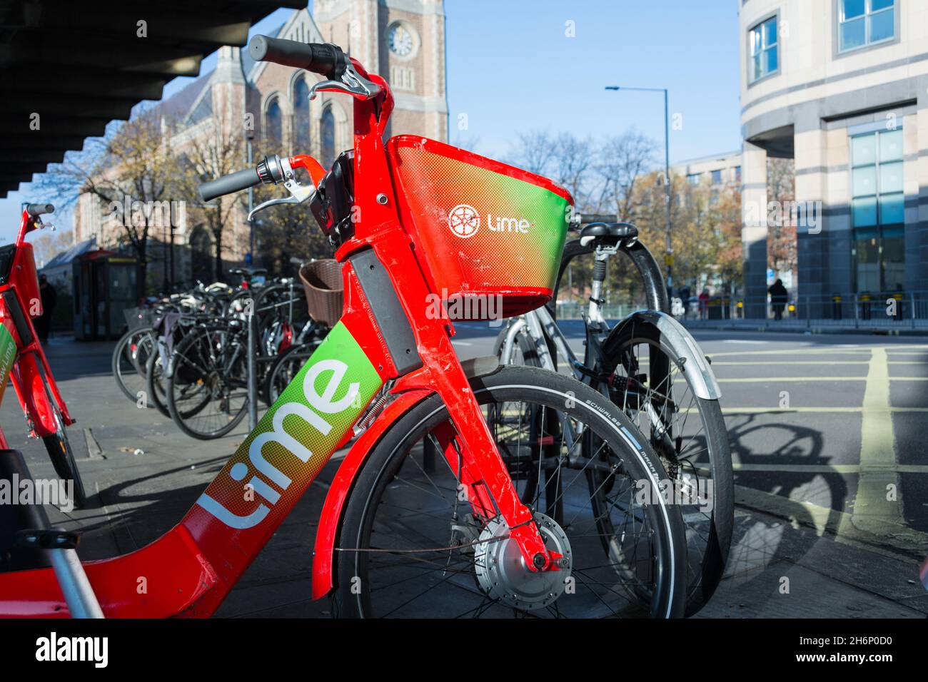 Ein E-Bike aus Limette, das in Hammersmith, West London, England, geparkt ist Stockfoto