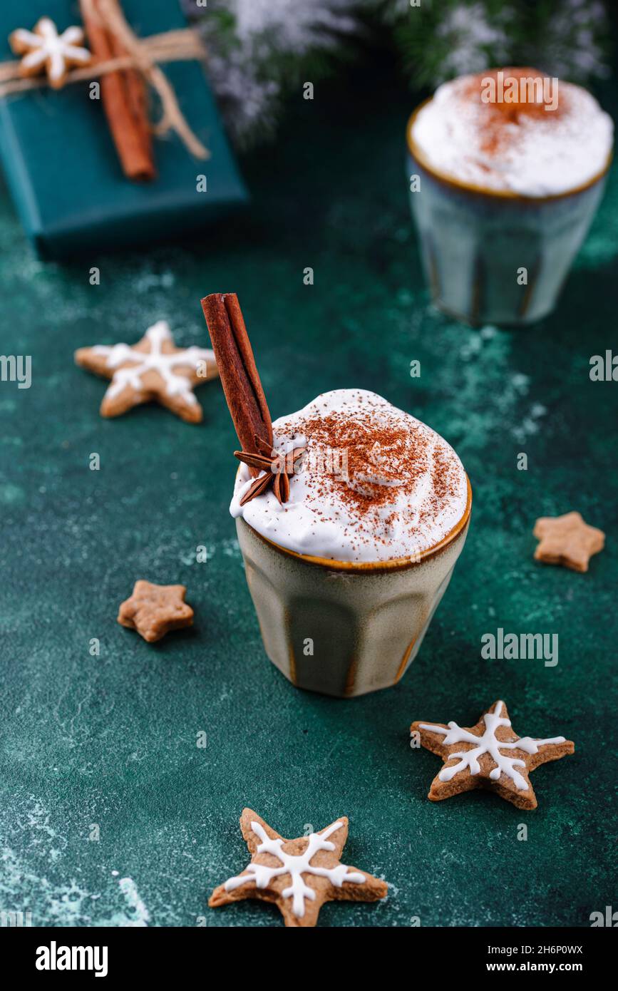 Cocktail von Christmas Tom und Jerry mit Schlagsahne Stockfoto