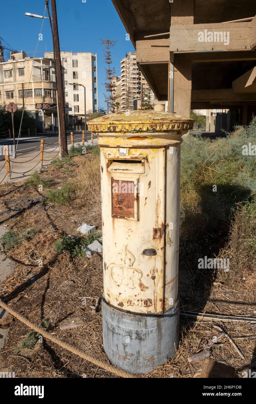 Der verfallende Briefkasten in Varosha, Famagusta, Zypern, war seit der  türkischen Invasion 1974 für die Welt gesperrt, bis er im Oktober 2020  eröffnet wurde Stockfotografie - Alamy