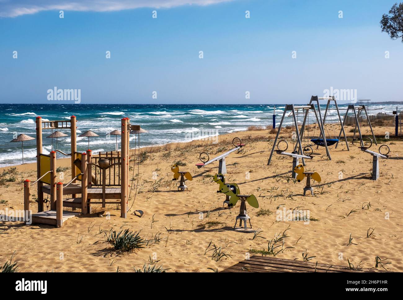 Varosha Strand, Famagusta, Nordzypern. Der Ferienort Varosha war seit 1974 der Welt verschlossen, bis er 2020 wieder eröffnet wurde. Stockfoto