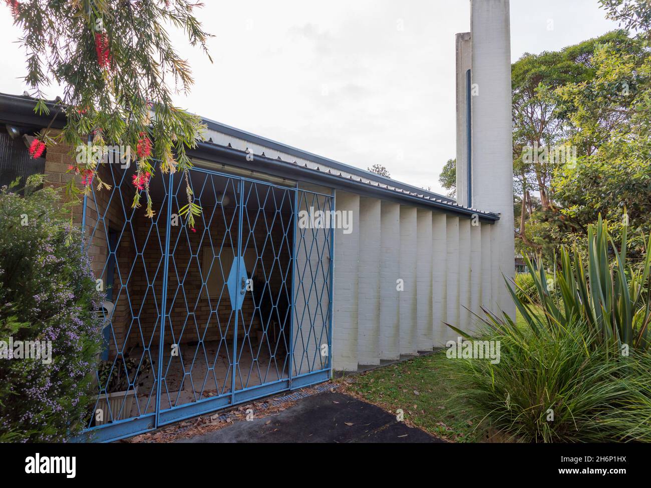 Eine moderne Kirche aus der Mitte des Jahrhunderts in West Lindfield, Sydney, Australien, die derzeit von der Ku-Ring-gai Alliance Church genutzt wird Stockfoto