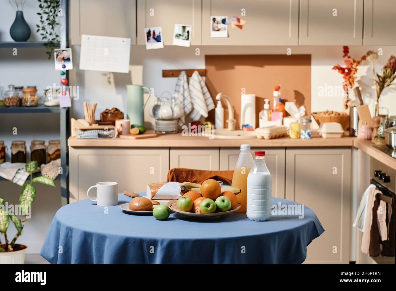 Bild von frischem Obst Saft und Milch zum Frühstück auf dem Tisch in der Küche Stockfoto