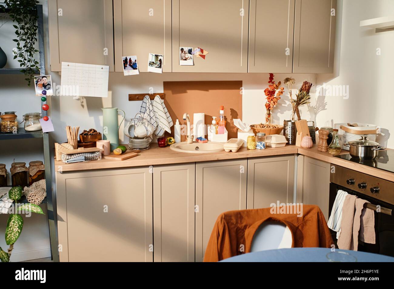 Bild eines Küchenschranks mit Küchenausstattung in der heimischen Küche zu Hause Stockfoto