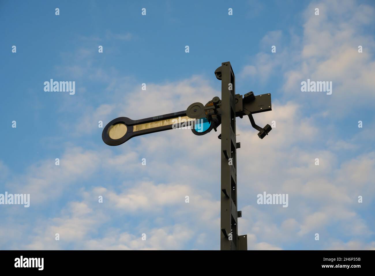 Altes Semaphore-Bahnsignal neben der Hespertalbahn in Essen Kupferdrehh, Deutschland. Stockfoto