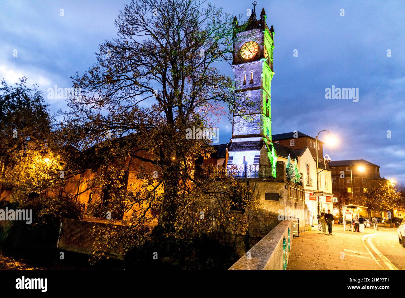 Der alte Glockenturm bei Nacht in Salisbury Wiltshire, Großbritannien Stockfoto