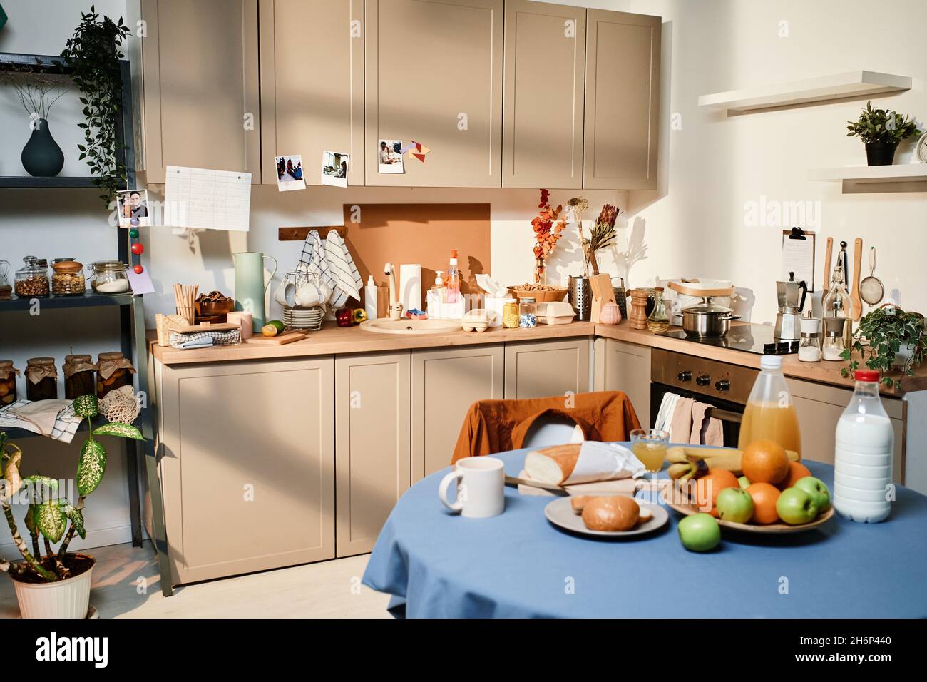Bild von Esstisch mit Speisen und Getränken zum Frühstück in der Küche zu Hause Stockfoto