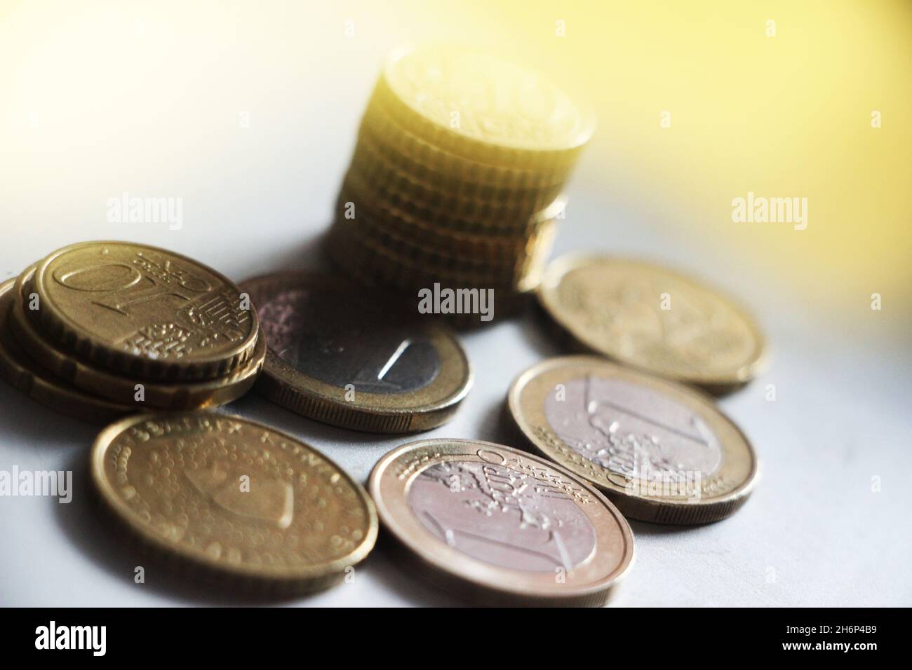 Euro-Münzen auf einem hölzernen Hintergrund. Geschäfts- und Finanzkonzept. Stockfoto