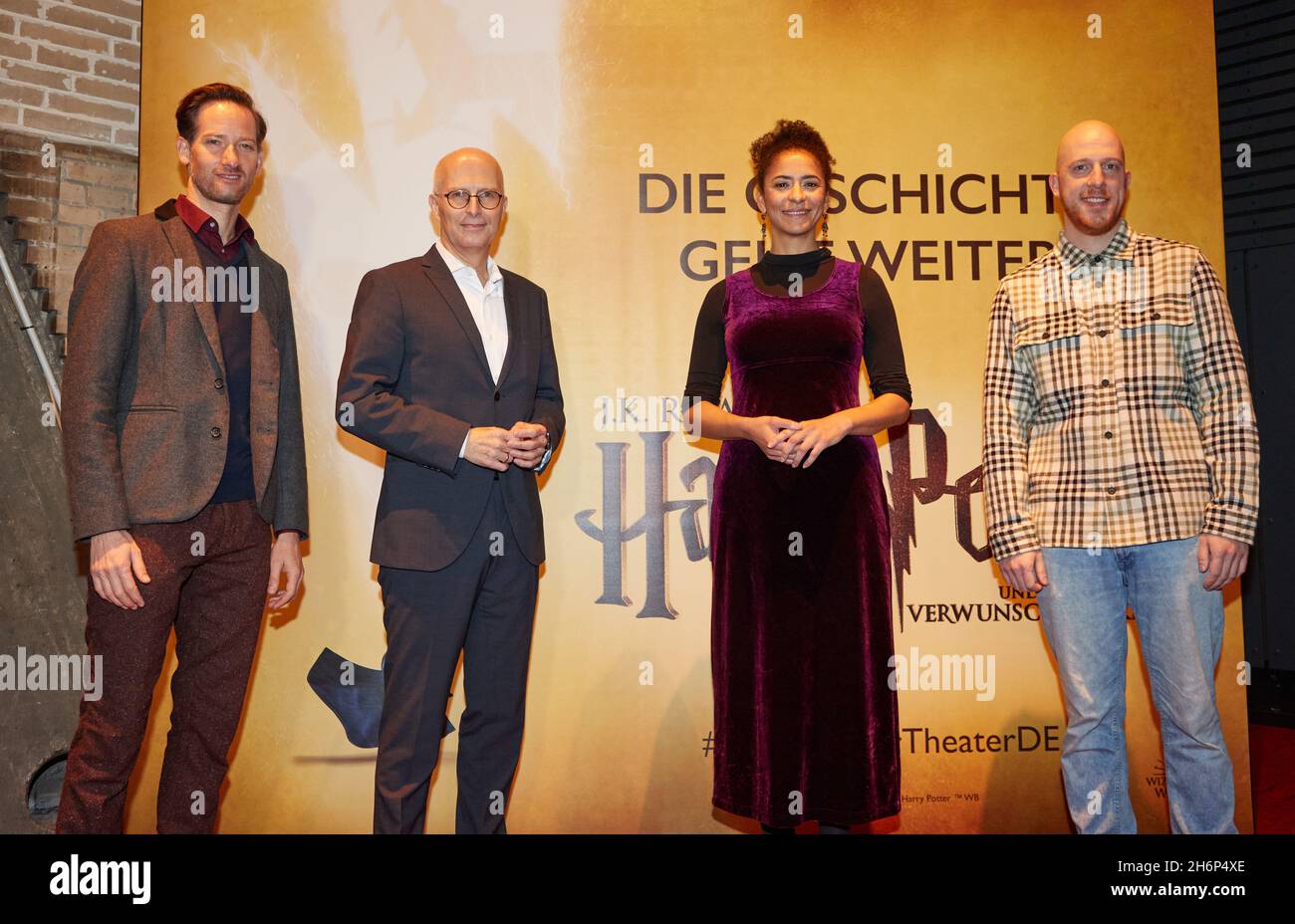 Hamburg, Deutschland. November 2021. Markus Schöttl (l-r), Schauspieler von Harry Potter, Peter Tschentscher (SPD), erster Bürgermeister von Hamburg, Jillian Anthony, Schauspielerin von Hermine Granger, und Sebastian Witt, Schauspieler von Ron Weasley, stehen im Foyer des Mehr!Theaters am Großmarkt. Tschentscher besuchte die Produktion des Stücks 'Harry Potter und das verzauberte Kind'. Quelle: Georg Wendt/dpa/Alamy Live News Stockfoto