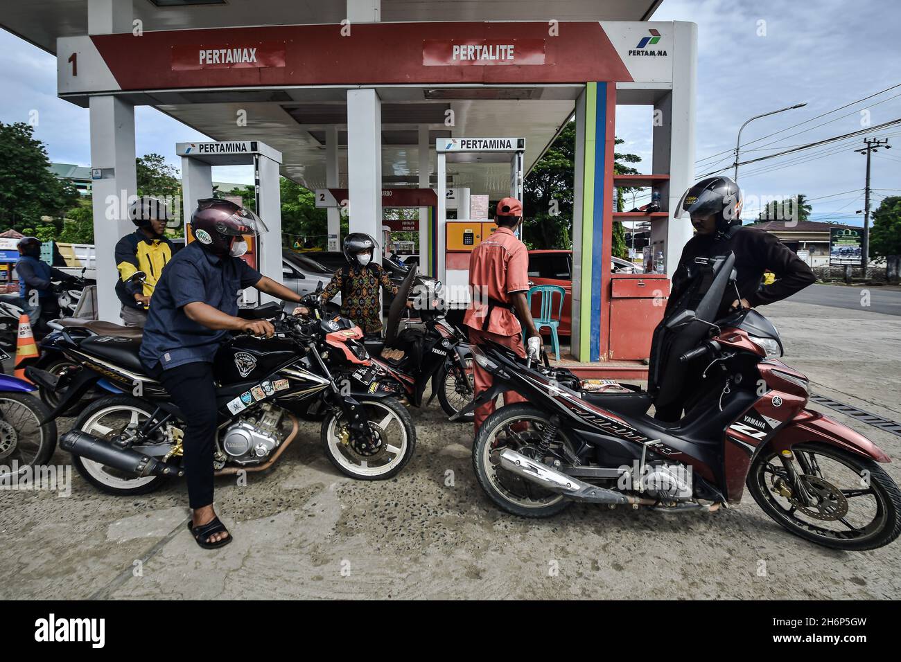 Soppeng, Indonesien. November 2021. Motorradfahrer tanken an der PT Pertamina Tankstelle in Soppeng. Indonesiens Rohölpreis stieg ab September auf 81.8 US-Dollar pro Barrel, was sich in einer Bandbreite von 72.2 US-Dollar pro Barrel befand. Unterdessen lag der Preis für West Texas Intermediate (WTI)-Öl für die Lieferung im Dezember 2021 an der New York Mercantile Exchange bei rund 81.07 US-Dollar pro Barrel, ein Anstieg von 0.35% gegenüber dem letzten Wochenende auf 80.79 US-Dollar pro Barrel. (Foto von Moch Farabi Wardana/Pacific Press) Quelle: Pacific Press Media Production Corp./Alamy Live News Stockfoto