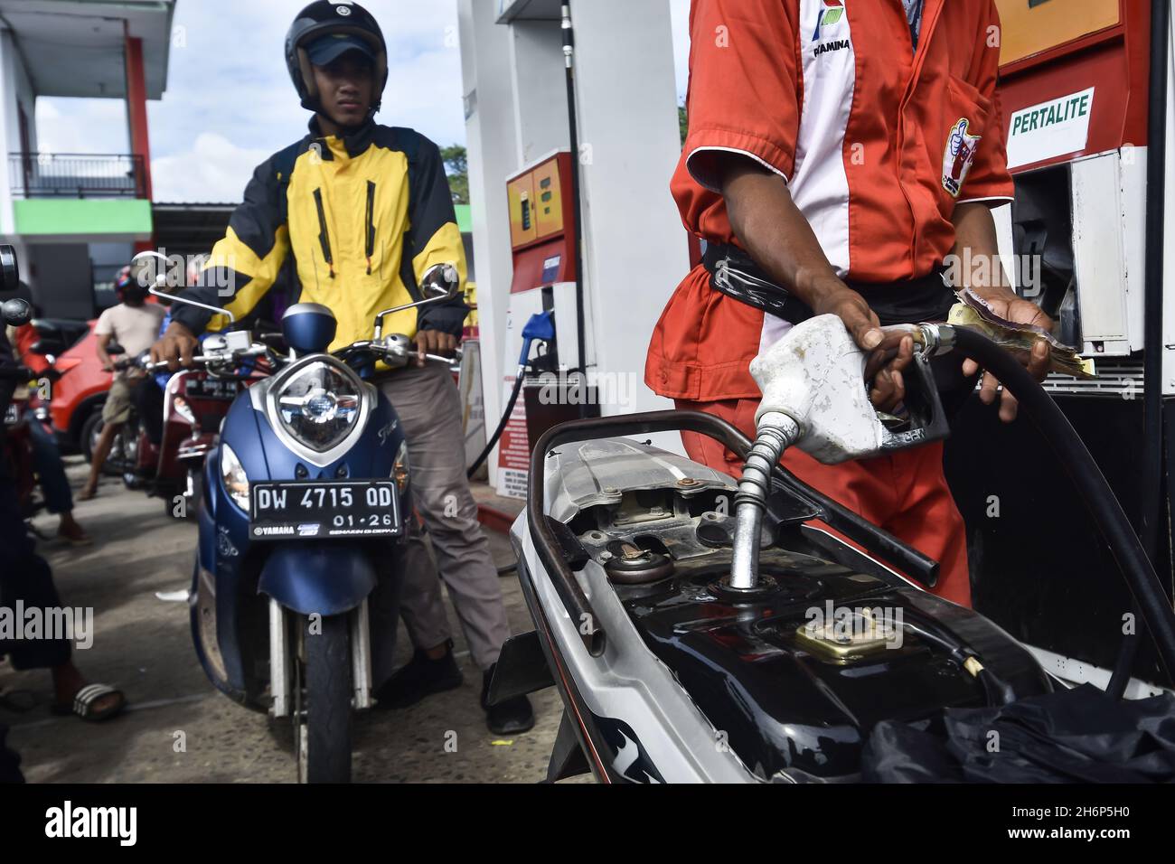 Soppeng, Indonesien. November 2021. Motorradfahrer tanken an der PT Pertamina Tankstelle in Soppeng. Indonesiens Rohölpreis stieg ab September auf 81.8 US-Dollar pro Barrel, was sich in einer Bandbreite von 72.2 US-Dollar pro Barrel befand. Unterdessen lag der Preis für West Texas Intermediate (WTI)-Öl für die Lieferung im Dezember 2021 an der New York Mercantile Exchange bei rund 81.07 US-Dollar pro Barrel, ein Anstieg von 0.35% gegenüber dem letzten Wochenende auf 80.79 US-Dollar pro Barrel. (Foto von Moch Farabi Wardana/Pacific Press) Quelle: Pacific Press Media Production Corp./Alamy Live News Stockfoto