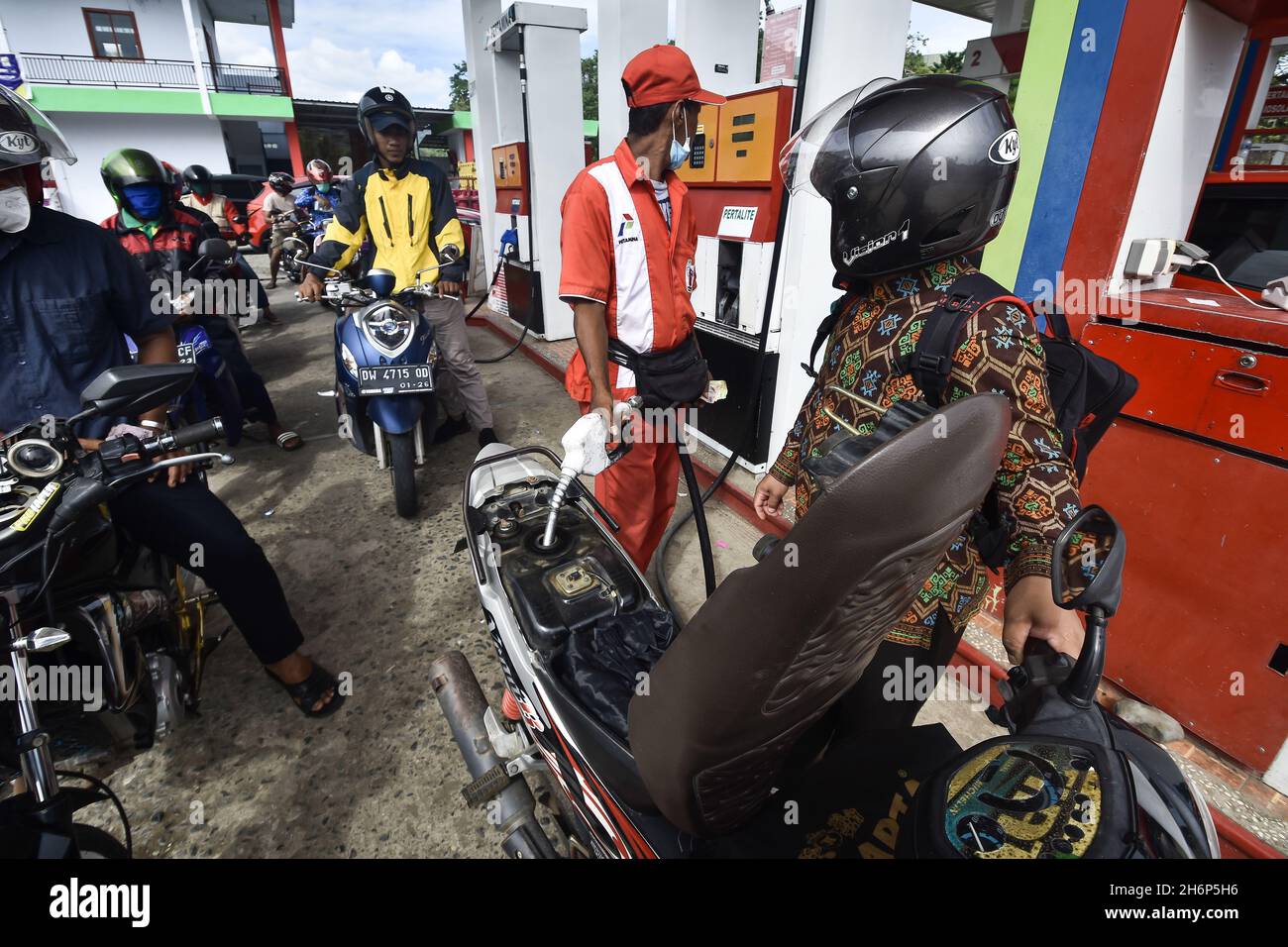 Soppeng, Indonesien. November 2021. Motorradfahrer tanken an der PT Pertamina Tankstelle in Soppeng. Indonesiens Rohölpreis stieg ab September auf 81.8 US-Dollar pro Barrel, was sich in einer Bandbreite von 72.2 US-Dollar pro Barrel befand. Unterdessen lag der Preis für West Texas Intermediate (WTI)-Öl für die Lieferung im Dezember 2021 an der New York Mercantile Exchange bei rund 81.07 US-Dollar pro Barrel, ein Anstieg von 0.35% gegenüber dem letzten Wochenende auf 80.79 US-Dollar pro Barrel. (Foto von Moch Farabi Wardana/Pacific Press) Quelle: Pacific Press Media Production Corp./Alamy Live News Stockfoto