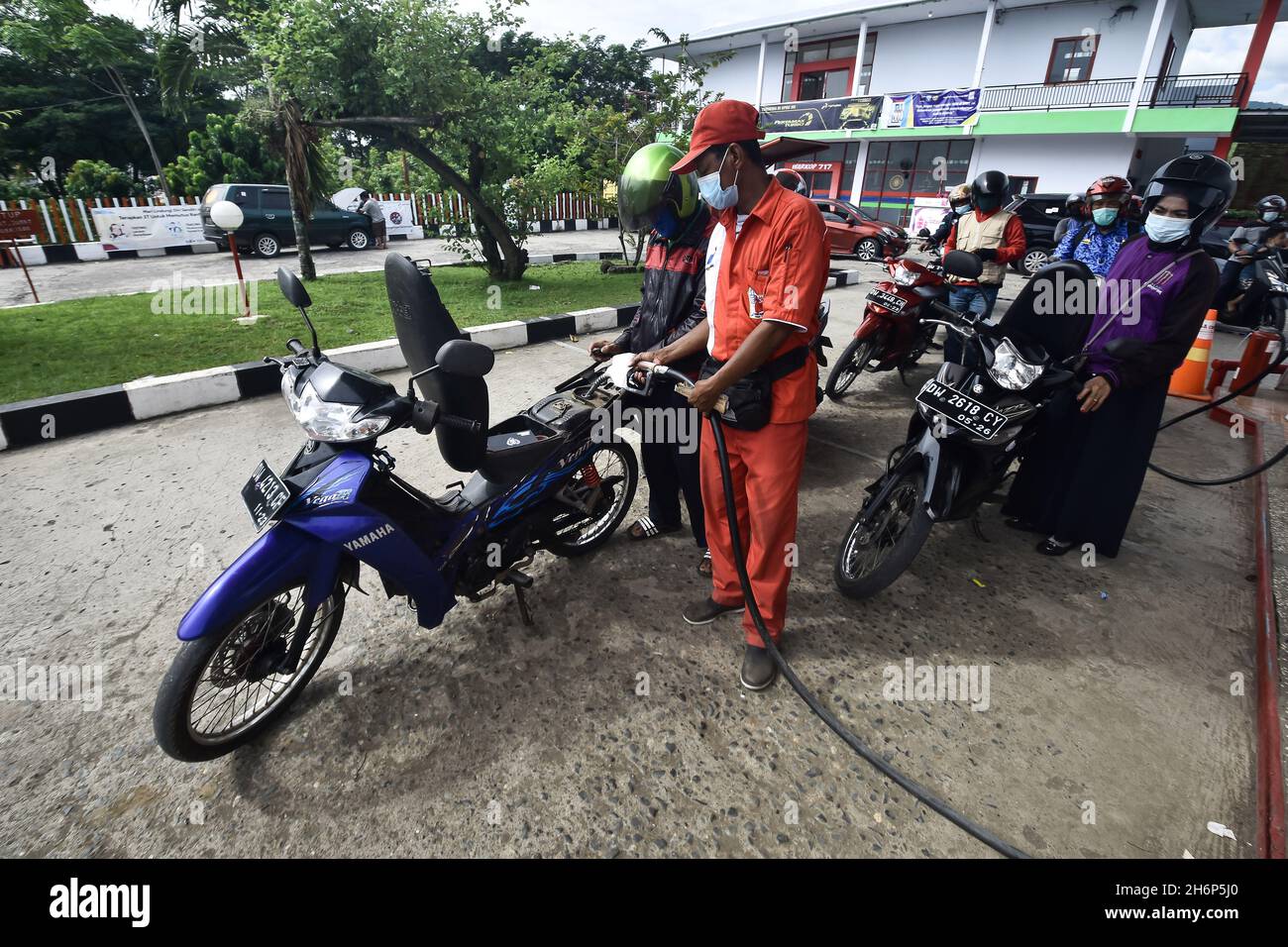 Soppeng, Indonesien. November 2021. Motorradfahrer tanken an der PT Pertamina Tankstelle in Soppeng. Indonesiens Rohölpreis stieg ab September auf 81.8 US-Dollar pro Barrel, was sich in einer Bandbreite von 72.2 US-Dollar pro Barrel befand. Unterdessen lag der Preis für West Texas Intermediate (WTI)-Öl für die Lieferung im Dezember 2021 an der New York Mercantile Exchange bei rund 81.07 US-Dollar pro Barrel, ein Anstieg von 0.35% gegenüber dem letzten Wochenende auf 80.79 US-Dollar pro Barrel. (Foto von Moch Farabi Wardana/Pacific Press) Quelle: Pacific Press Media Production Corp./Alamy Live News Stockfoto