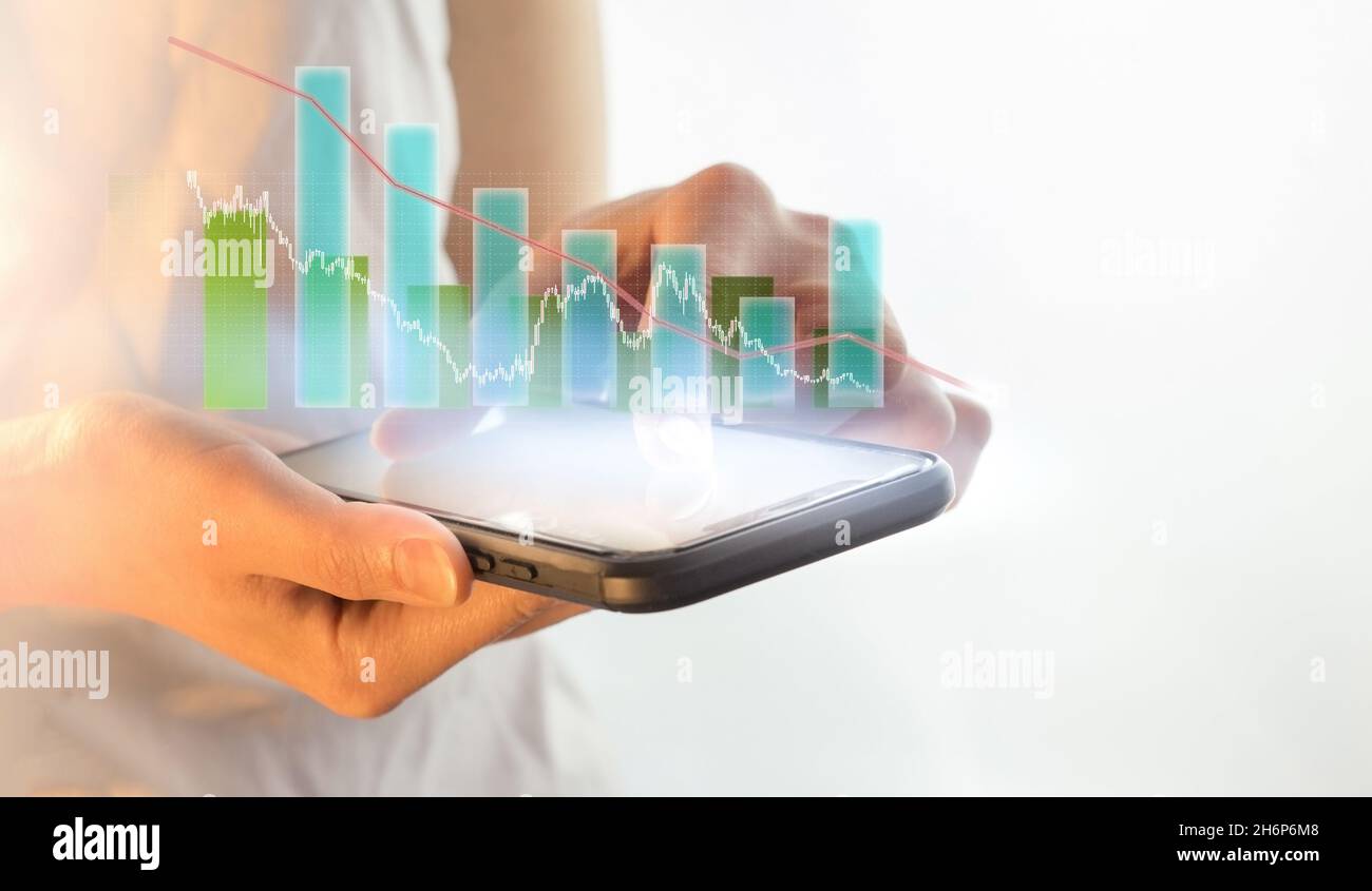 Wachstumsdiagramm positive Indikatoren in der Wirtschaft, Smartphone in der Wirtschaft, Technologie und das Konzept der Menschen - eine Nahaufnahme einer weiblichen Hand halten und s Stockfoto
